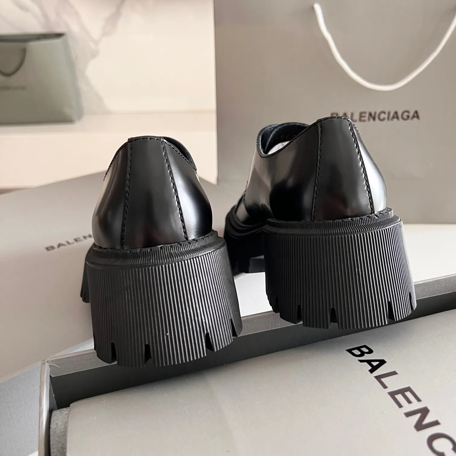 👟👟Ex-factory price 540👟👟 BALENCIAGA# Balenciaga's new big-toe derby shoes TRACTOR big-toe derby shoes loafers👞 Original medium-gloss open-edge beaded cowhide. Restrained and stylish. Matched with the brand logo on the shoe cover. The rhythm of closing your eyes. The lining and feet are made of black silk cowhide. The texture is soft and delicate. The gear-shaped rubber outsole is 5cm higher. Size: 35-40 (customization of 40 pieces is not returnable)